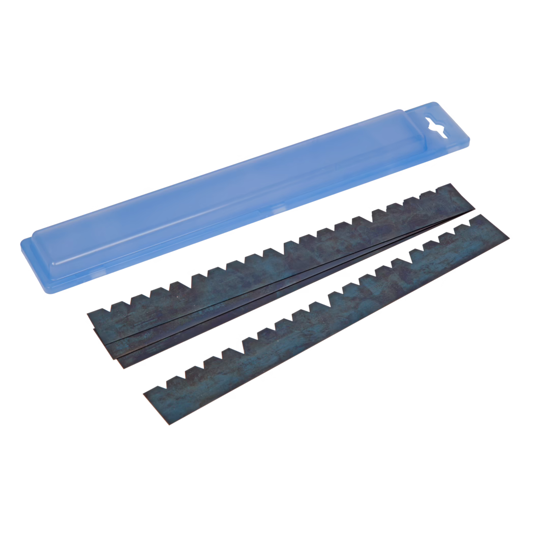 UZIN_Dummy_Solid board notched trowel blade_2016-09 Une longue boîte de rangement en plastique bleu translucide est placée au-dessus de trois longues lames métalliques foncées présentant des encoches en forme de dents de scie régulièrement espacées le long d'un bord. Les lames montrent une patine bleu-vert légèrement vieillie et sont disposées en éventail sur un fond blanc propre. L'objet est isolé, photographié pour une fiche produit claire.
