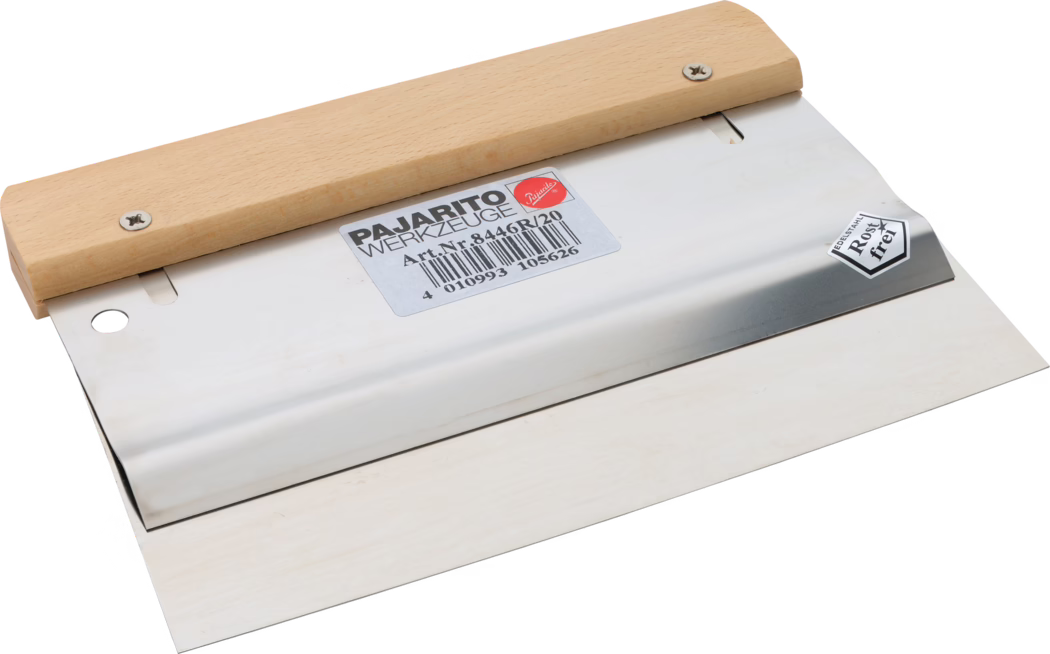 Une spatule en acier inoxydable avec une large lame métallique plate et une poignée en bois clair fixée par deux vis. La surface métallique brillante porte une étiquette 'PAJARITO WERKZEUGE', un code-barres et un logo 'rostfrei' indiquant qu'elle est inoxydable. La poignée en bois est lisse et rectangulaire. Un trou rond de suspension est présent dans le métal et le bord de la lame est droit et légèrement biseauté. L'outil est présenté sur un fond blanc.