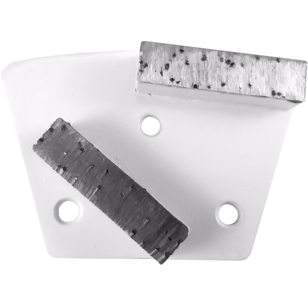 Gros plan d'une plaque de ponçage triangulaire blanche en plastique ou en céramique avec trois trous ronds et deux segments métalliques rectangulaires fixés, montrant des traces d'usure et des taches sombres, sur fond blanc.